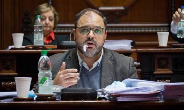 Charles Carrera renunció al Senado tras pedido de desafuero
