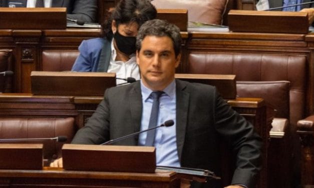 Denuncian a Fossati y a Ojeda por “uso ilegítimo” de simbología blanca
