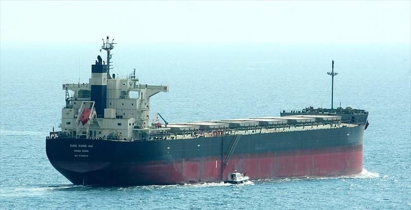 Armada evacuó a capitán de un granelero apuñalado por un tripulante