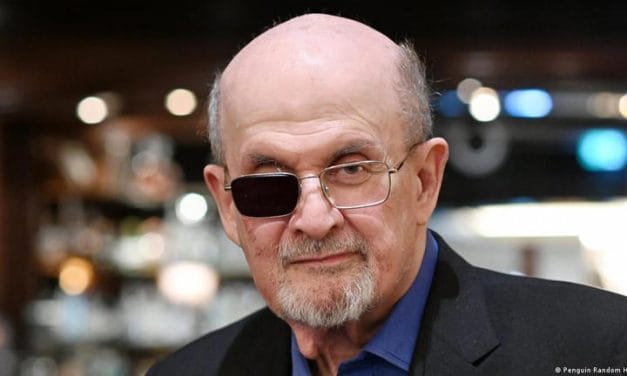 India levanta veto a «Los versos satánicos» de Salman Rushdie