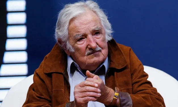 Mujica se recupera en su casa tras recibir el alta médica