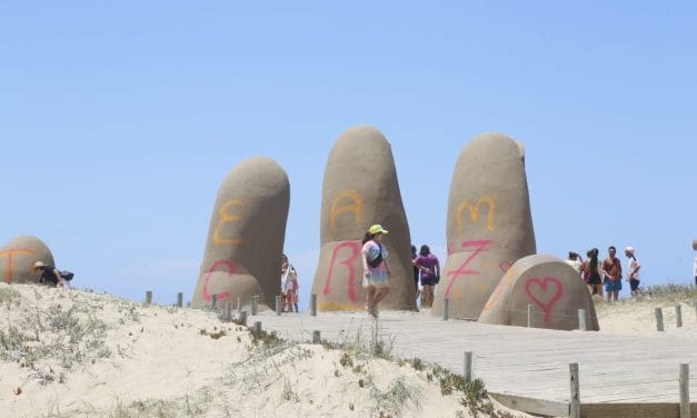 Graffitearon la escultura de «Los Dedos»: daños avaluados en $170 mil