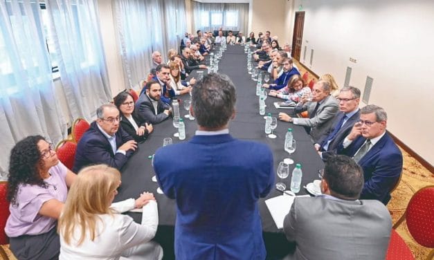 Orsi asume con desafíos en lo económico y político tras una transición a la uruguaya