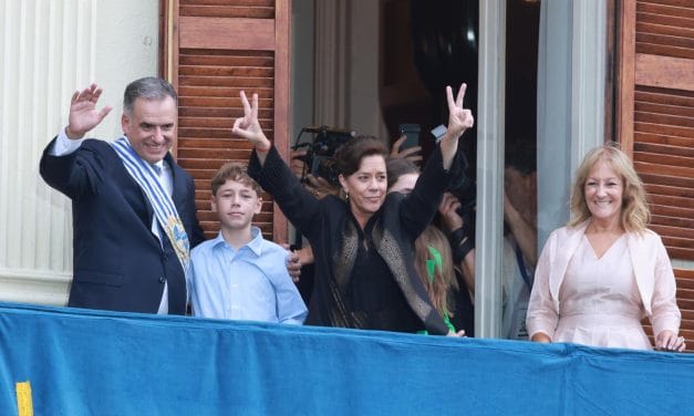 El saludo desde el balcón con la familia presente