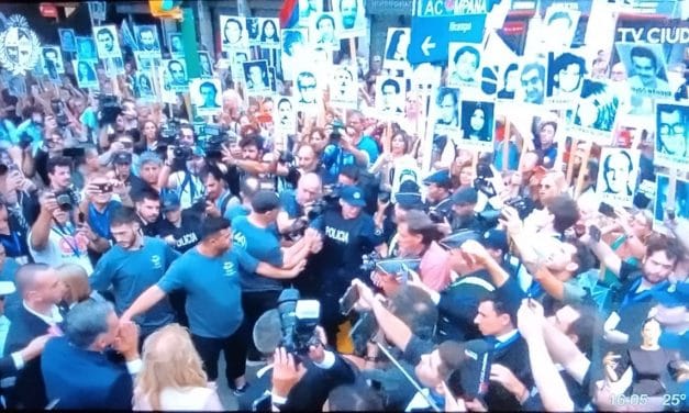 El emotivo saludo a los familiares de desaparecidos