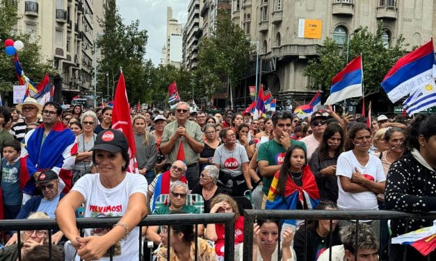 Expectativa en Plaza Independencia con sol y colmada de público