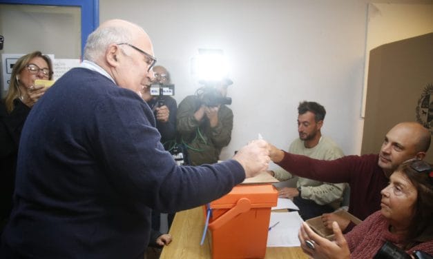 Abella votó en Maldonado acompañado por el intendente Antía