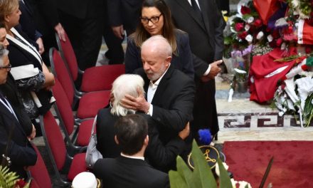 Boric y Lula con emotivos gestos asistieron al velatorio