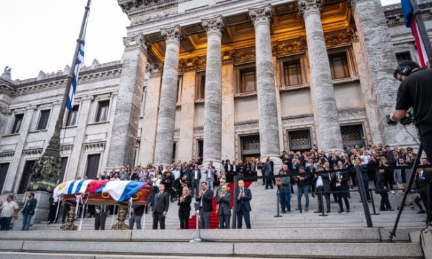 Culminó velatorio en el Parlamento: retiran los restos mortales de Mujica