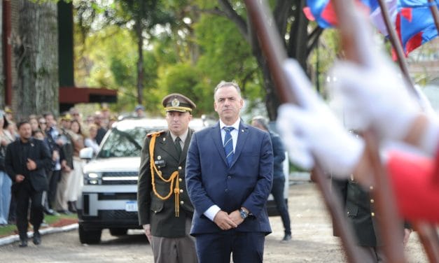 El Presidente Yamandú Orsi entregó reconocimientos a militares en el Día del Ejército Nacional