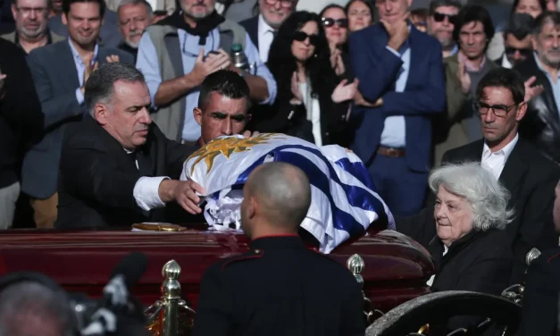 Comenzó el cortejo fúnebre que acompaña los restos de José Mujica