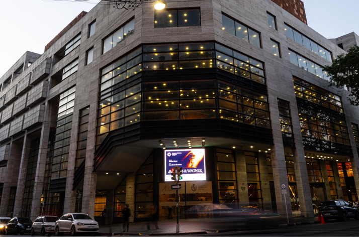 El gobierno lanza el diálogo social y recibe a partidos