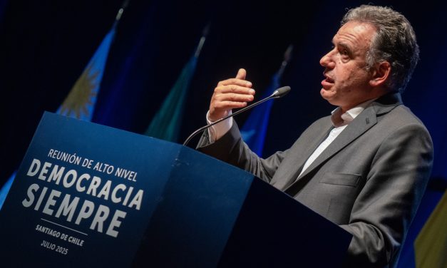 Yamandú Orsi encabeza ranking de imagen presidencial en Sudamérica