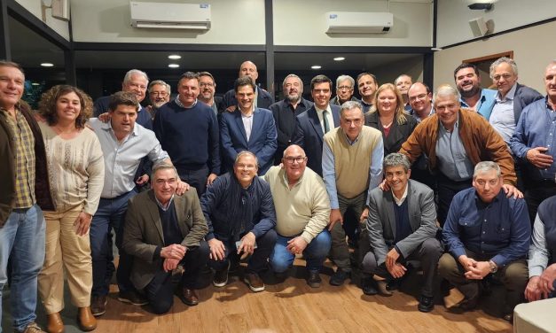 Orsi reunió a los 19 intendentes en Suárez y Reyes