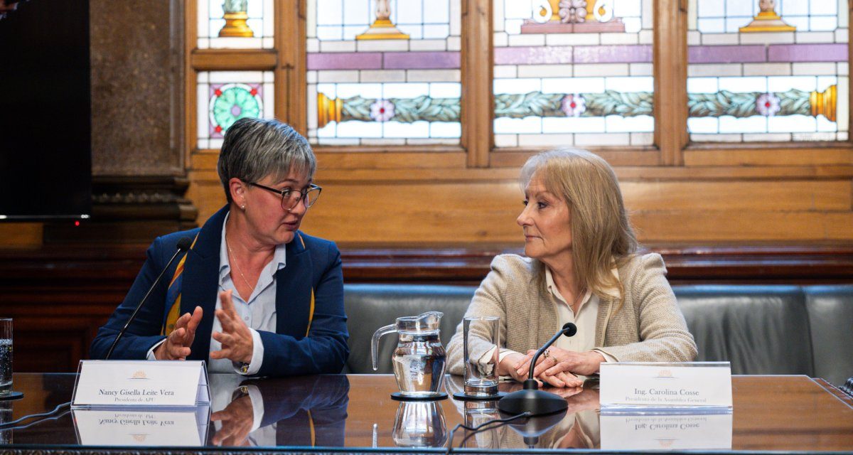 APU firma convenio de colaboración en el Parlamento 