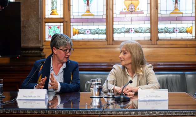 APU firma convenio de colaboración en el Parlamento 
