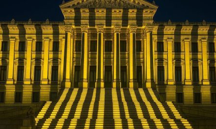 Cosse rechazó iluminar al Palacio Legislativo con los colores de Peñarol