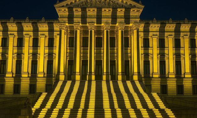 Cosse rechazó iluminar al Palacio Legislativo con los colores de Peñarol