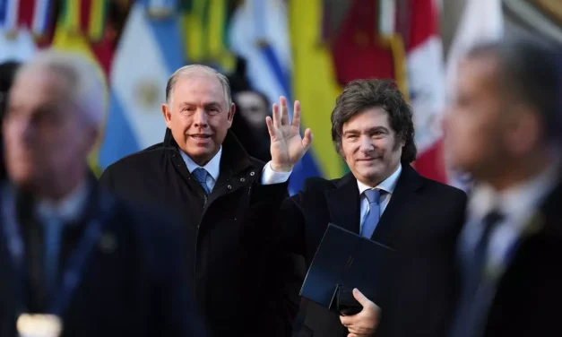 Canciller argentino renuncia a días de elecciones legislativas cruciales para Milei