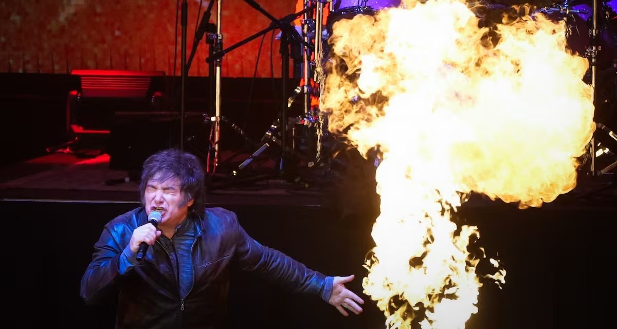 Milei cantó como un rockero, respaldó a Israel y apuntó a los “kuka tira piedras”