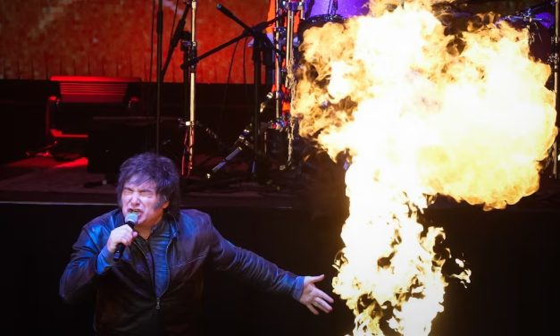 Milei cantó como un rockero, respaldó a Israel y apuntó a los “kuka tira piedras”