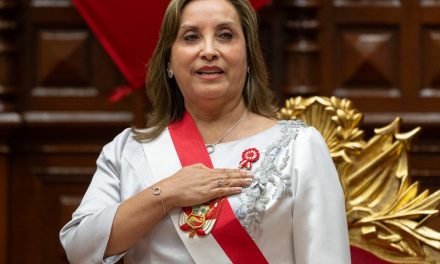 Acechada por escándalos y protestas el Congreso destituyó a la presidenta de Perú