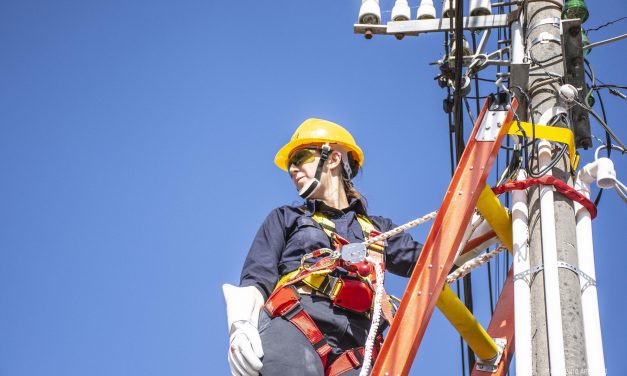 UTE retira equipos de fibra óptica instalados ilegalmente por cableoperadores privados