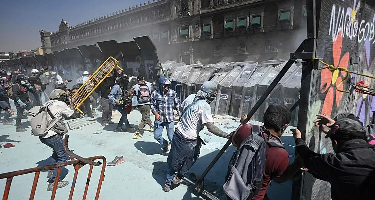 La protesta de la ‘Generación Z’ en Ciudad de México terminó con disturbios en el Zócalo