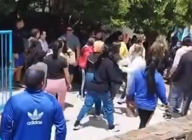 Prisión domiciliaria y tobillera para mamá de una alumna que agredió a trabajadoras de la Escuela Nº 123