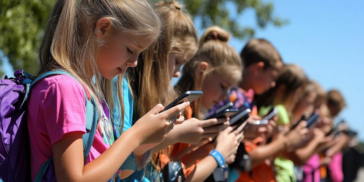 Celulares en las aulas: ¿Prohibir o regular?