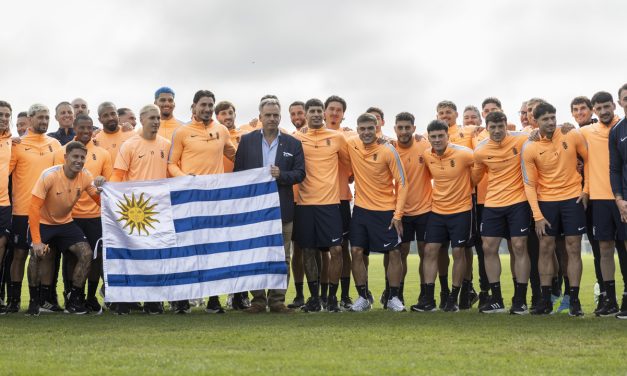 Orsi entregó el pabellón nacional a la selección uruguaya y participó de la inauguración de nuevas obras en el Complejo Celeste