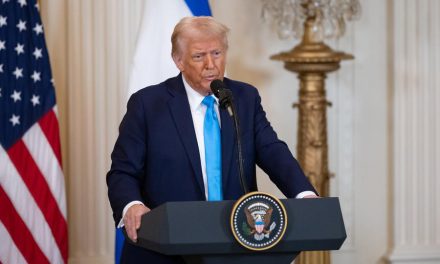 Trump amenaza con un ataque “más grande que nunca” contra Irán mientras se intensifican los enfrentamientos marítimos