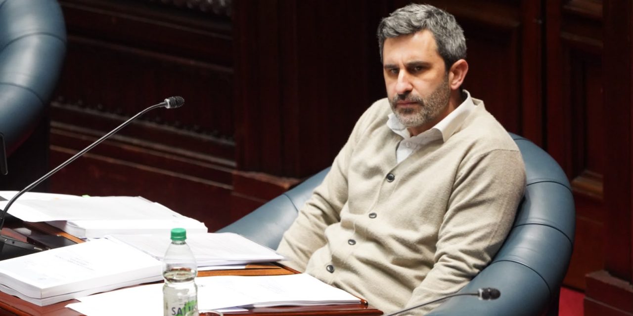 El senador Daniel Caggiani propone que los legisladores tengan dedicación exclusiva y no perciban otros ingresos
