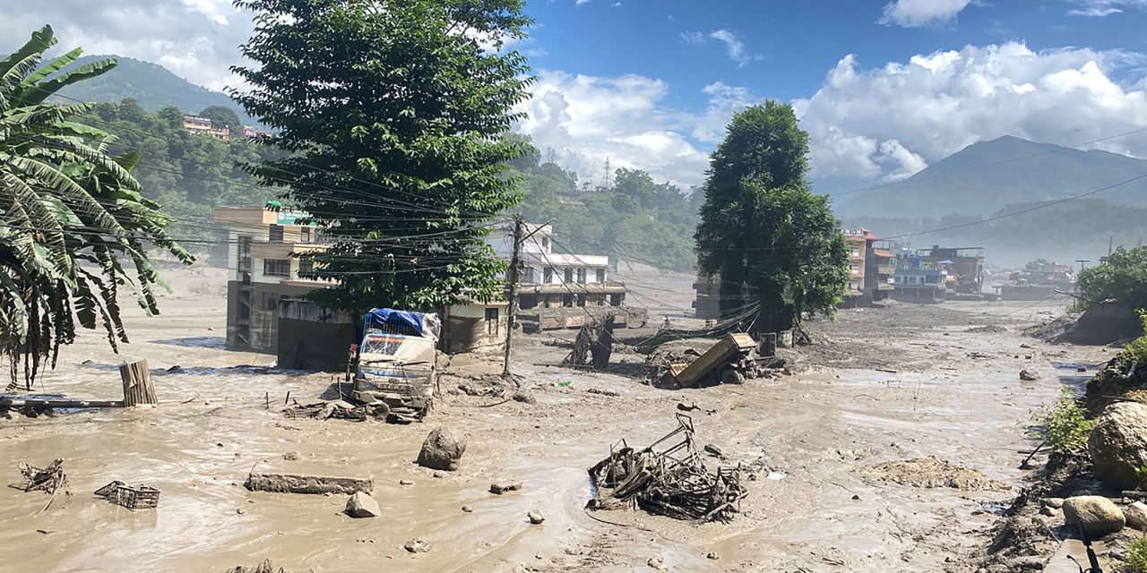 Más de 360 muertos tras el colapso de un glaciar en Nepal y Tíbet