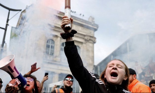 Francia bajo tensión , la crisis social desborda las calles y golpea a Macron